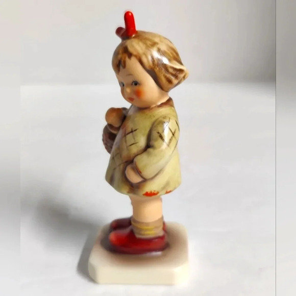 M.I. Hummel Club Figurine #284 / 479, I Brought You A Gift, EXC - Picture 4 of 10